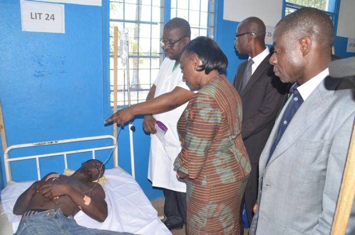 Santé/ après les attaques terroristes de Grand-Bassam: la ministre de la santé et de l’hygiène publique apporte son réconfort aux blessés de l’hôpital général de Port-Bouet
