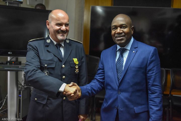 Pour le travail abattu : Sidiki Diakité élève Alain Winter au rang d’officier de l’ordre du mérite ivoirien