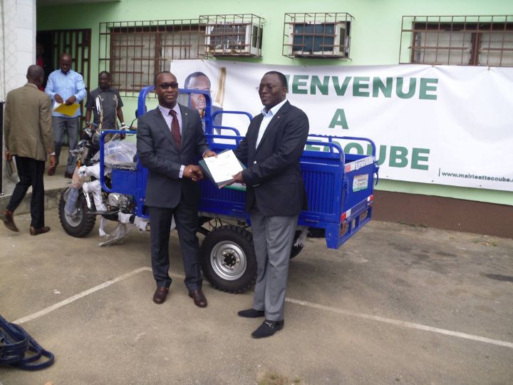 Valorisation des déchets plastiques à Attécoubé 28 millions Fcfa et du matériel offert : Le maire Danho Paulin aux jeunes : « Ramassez les sachets et gagnez de l’argent »