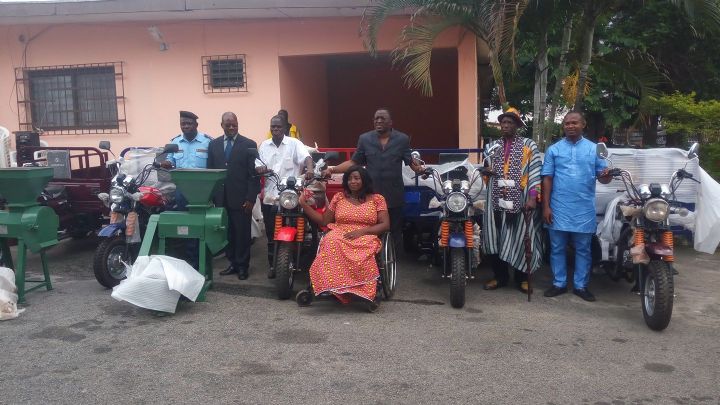 Bien-être des populations d’Attécoubé : Le maire Danho offre des tricycles et des broyeuses