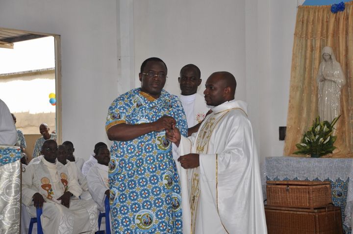 Jubilé d’or de la paroisse St Joseph Artisan d’Attécoubé: Le maire Danho Paulin offre une voiture au curé Bienguy Patric