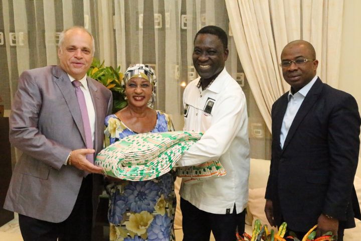 Recevant le pagne du 2ème anniversaire de l’Appel de Daoukro, hier / Mme Henriette Bédié : « J’invite toutes les femmes à se procurer l’uniforme »