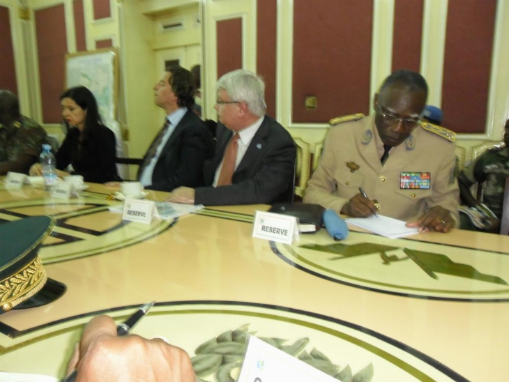 Défense: Visite de courtoisie de M. Hervé Ladsous, secrétaire général adjoint des Nations unies chargé des opérations de maintien de la paix au Cemg Soumaïla Bakayoko