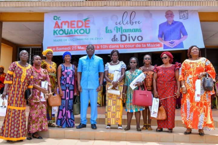 Le maire de Divo célèbre les mères avec des pagnes