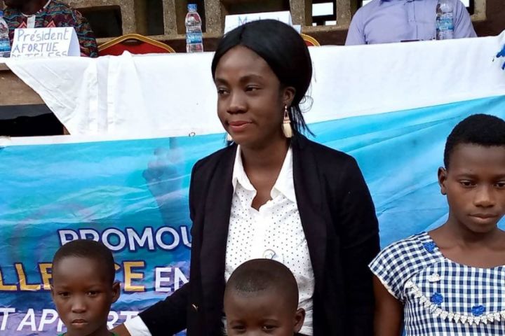 Des kits scolaires et du matériel sanitaire offerts à un groupe scolaire d’Alépé