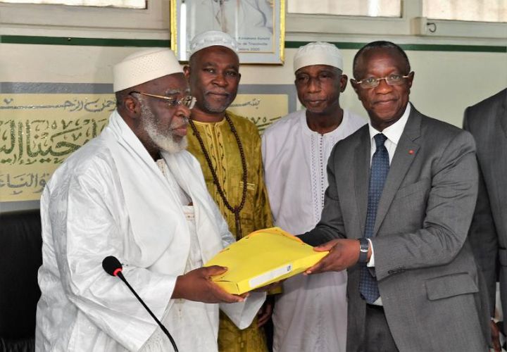 Ramadan : le Premier Ministre Amadou Gon Coulibaly fait un don de 10 millions de FCFA au COSIM