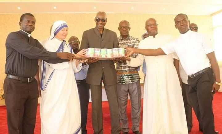 Koumassi / Carême Chrétien: Le Maire CISSE Bacongo fait don de kits alimentaires d’une valeur de plus de 7 millions aux religieux chrétiens de la commune