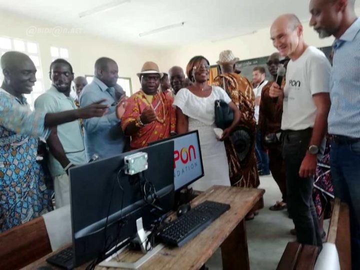 Éducation / Grand-Bassam:  Didier Drogba et la vice-championne du monde de judo (- 70kg) Marie-Eve Gahié offrent du matériel informatique à l’école de Vitré1