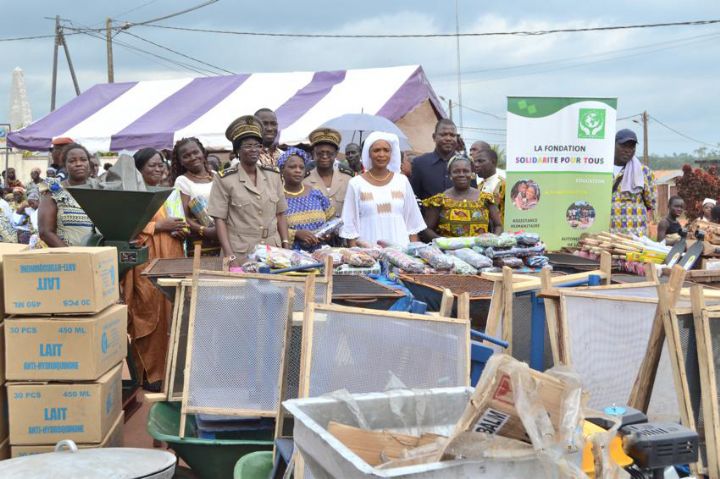 Action sociale : Mme Mabri fait des dons d’une valeur de 17 millions au femmes d’Alépé