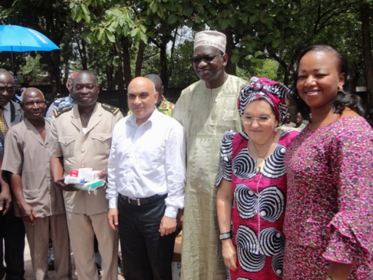 Odienné : la Fondation Action Grecque pour la Côte d’Ivoire fait des dons en présence du Ministre des Transports, Gaoussou Touré