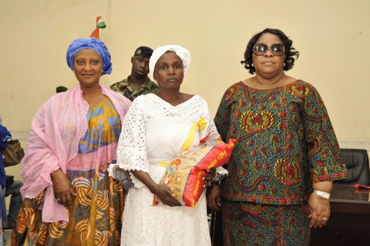 Soutien aux familles des femmes martyres d’Abobo: Mme Dominique Ouattara offre des vivres pour le mois de jeûne