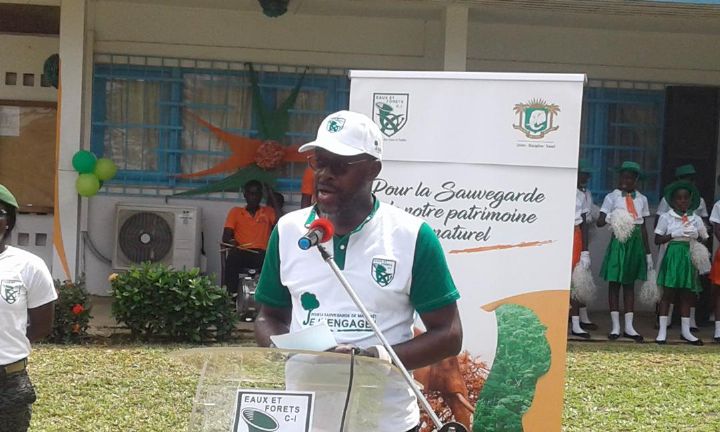 Côte d’Ivoire: un ministre et ses agents financent le planting de 2 100 arbres dans un lycée