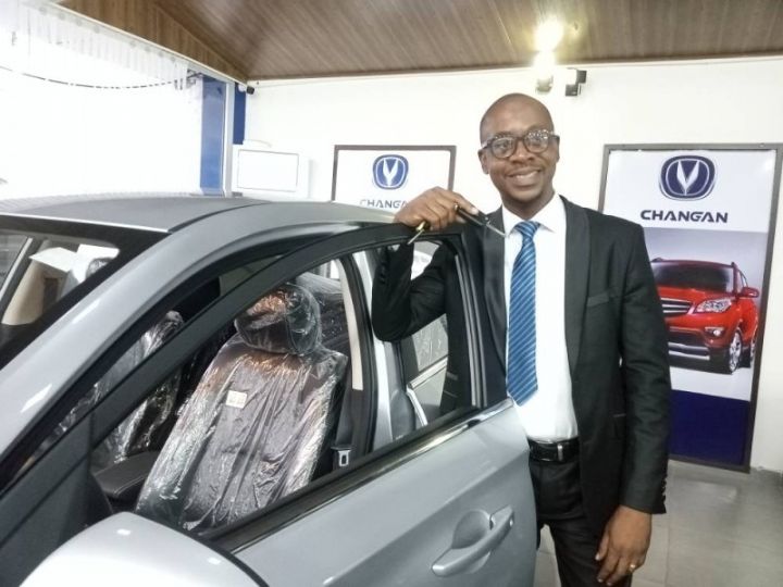 Elections apaisées en Côte d’Ivoire : Le super Ebony Serge Koléa entame une campagne de solidarité