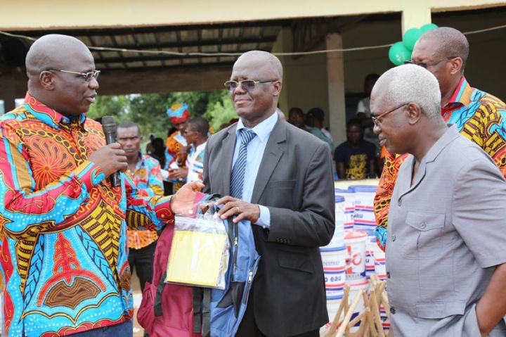 Scolarisation obligatoire: Le Ministère de l’Education Nationale offre des kits scolaires et des tables-bancs à Yopohué lors de la célébration des Journées éducatives et socioculturelles