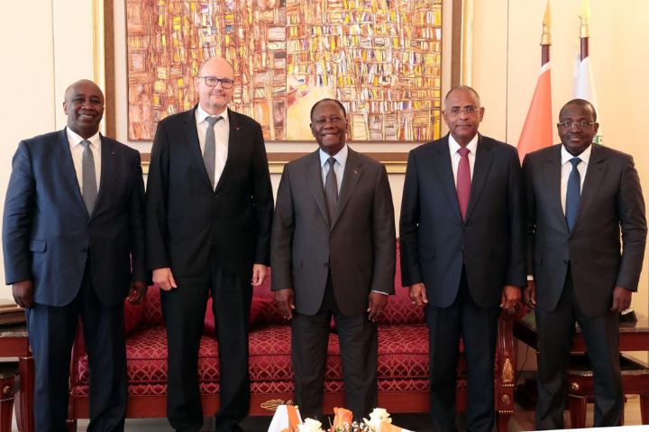 Entretien du Président Ouattara avec le Directeur Exécutif de l’Organisation Internationale du Cacao (ICCO), M. Michel ARRION, et le Directeur Afrique de l’Ouest de la Fondation Friedrich Naumann, Dr Joachim HOLDEN
