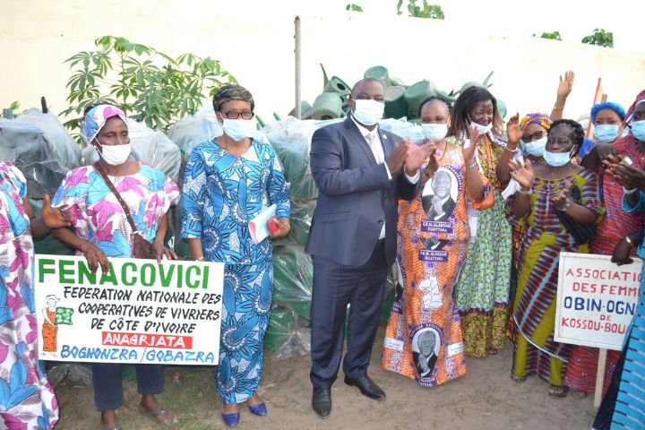 Marahoué: plusieurs femmes reçoivent des équipements et produits agricoles