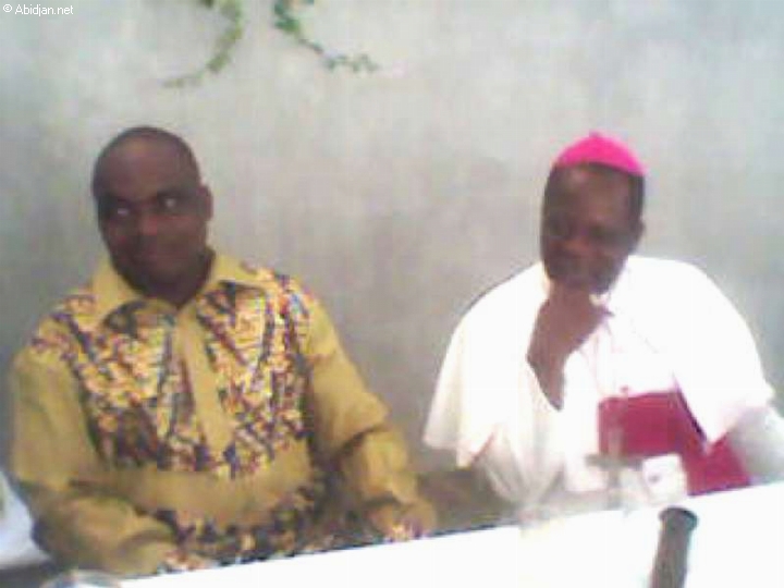 Société/Célébration : Mgr Touably bénit le demi siècle de notre confrère FAZ