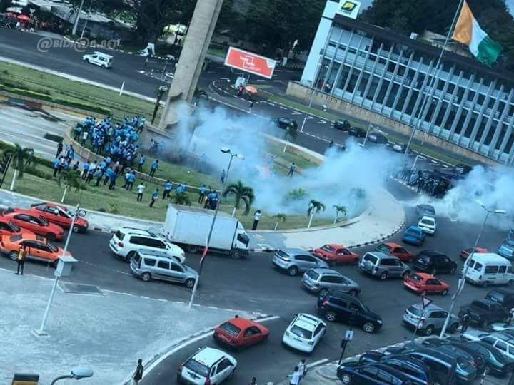 Place de la République au Plateau: la police nationale disperse une manifestation de la police universitaire