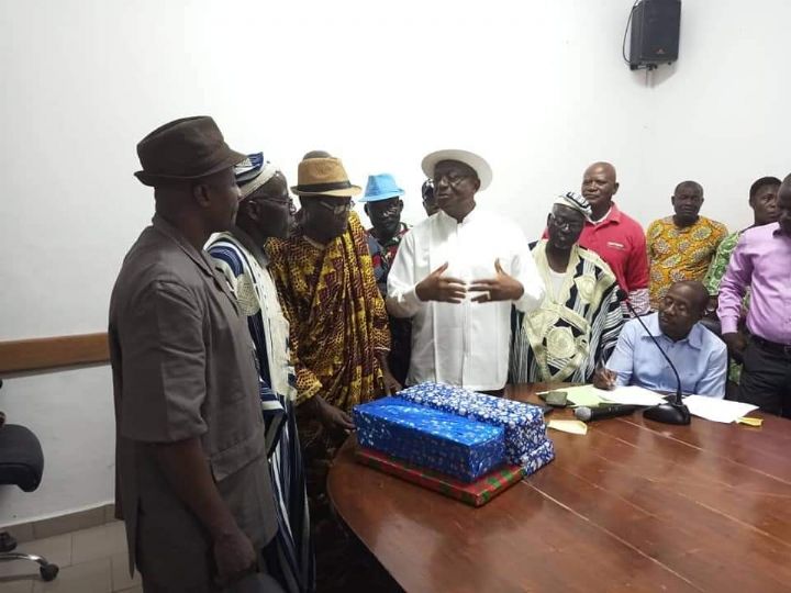 Grand Bassam/Arbre de Noël : le maire Georges philippe Ezaley offre des cadeaux aux enfants