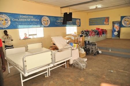 Aide à la scolarisation à Ferkessédougou: Mme ADO offre 500 kits scolaires et équipe l’hôpital général