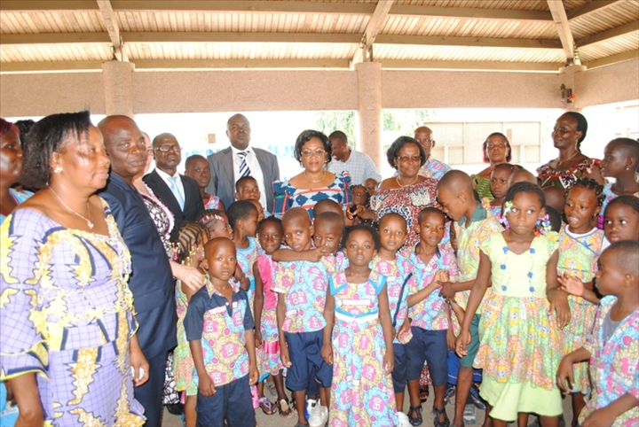 « Caravane du sourire » : La Fondation PETROCI fait don de vivres et non vivres au village SOS d’Abobo et à l’hôpital psychiatrique de Bingerville