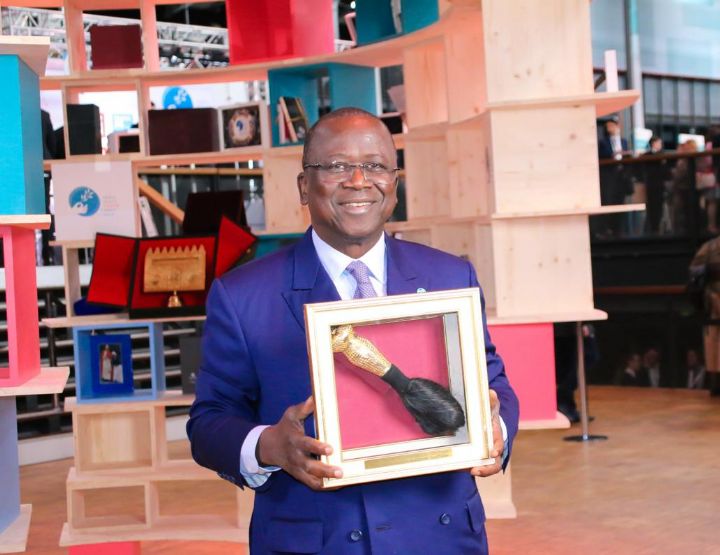 Le Président du Sénat ivoirien offre un chasse-mouches royal pour la paix