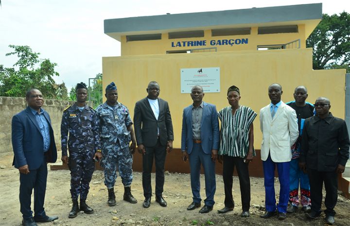 TOGO : GTA ASSURANCES offre deux blocs sanitaires entièrement équipés afin d’améliorer le cadre de deux établissements scolaires
