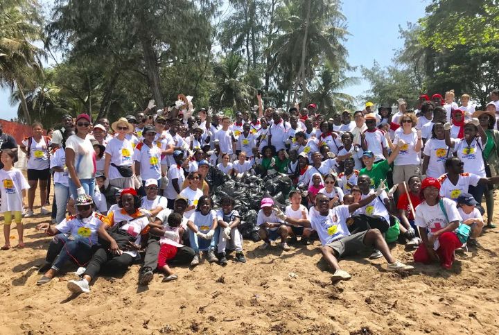 Grand-Bassam,  Répondant à l’appel de l’ambassade américaine, des volontaires nettoient 2 km de plage