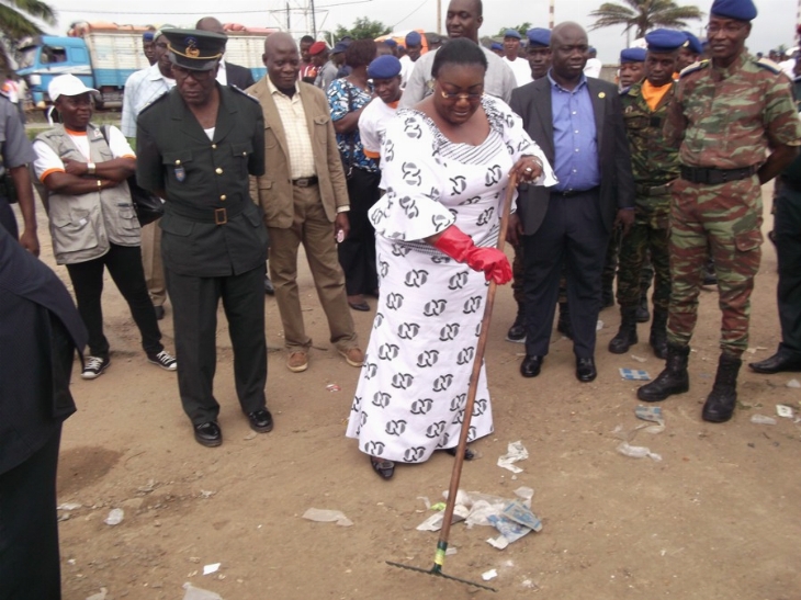 Salubrité urbaine / Opération ‘’balaie devant ta porte’’ : Anne Ouleto veut interdire les sachets plastiques