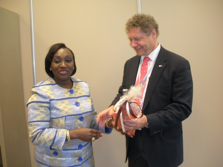 Genève : la ministre Raymonde Goudou rencontre le PDG de GAVI Alliance