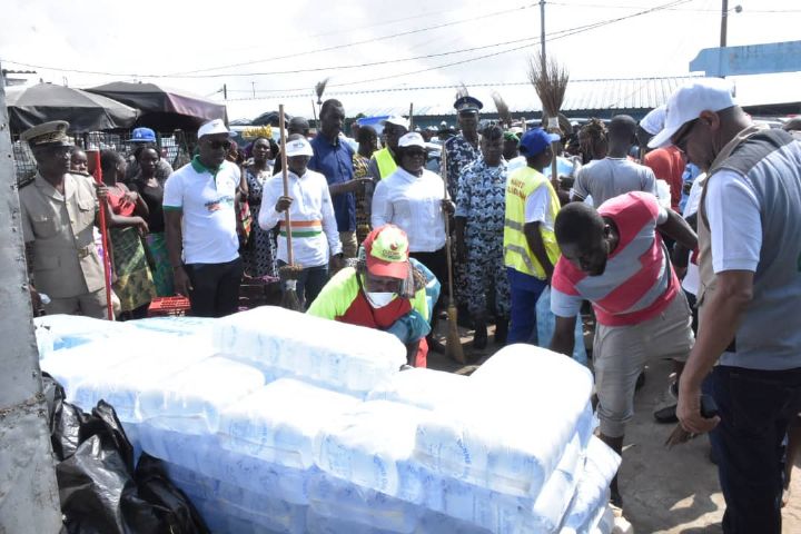 Après les inondations survenues à Grand-Bassam, une équipe du Ministère de l’Assainissement et de la Salubrité, conduite par la Ministre Anne Désirée Ouloto, s’y rend pour un Grand Ménage