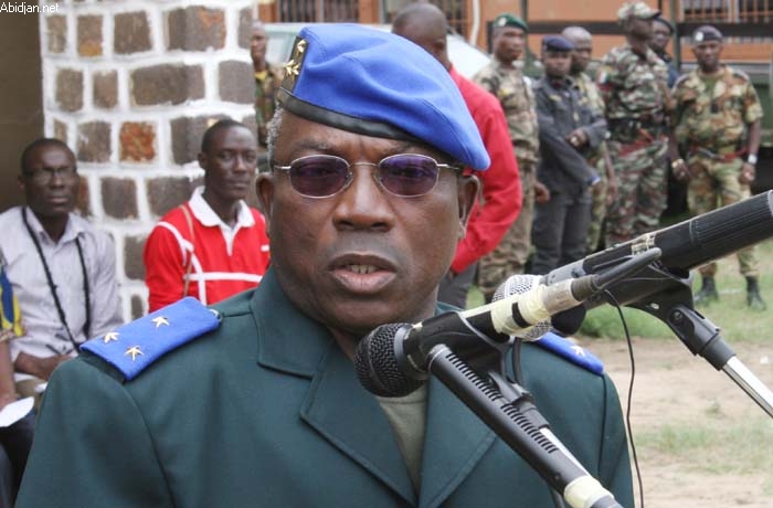 Le général de division Soumaïla Bakayoko échange avec le Conseiller militaire du Chef de l’Etat