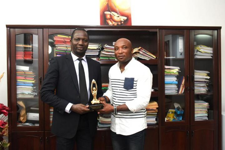 G I B 2018 : Youssouf Ouattara, prix meilleure performance d’innovation secteur industriel réceptionne son trophée