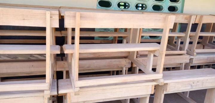 Des enseignants s’adonnent à la réparation de tables-bancs usées du lycée moderne de Bouna
