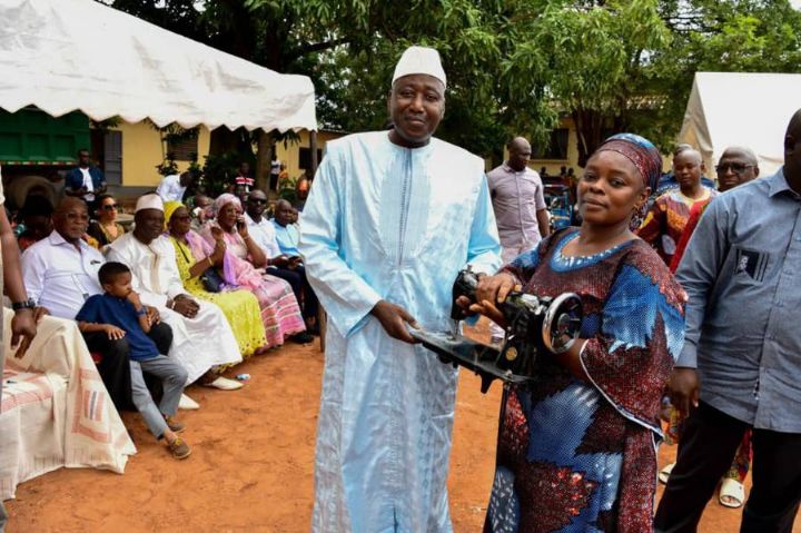 Solidarité : le Premier Ministre Amadou Gon Coulibaly fait des dons aux femmes et aux jeunes de Korhogo