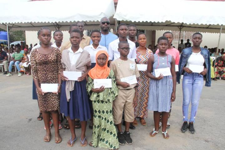 Plateau : Jacques Ehouo distribue plus de 30 millions de f Cfa de kits scolaires à environ 2000 élèves et écoliers