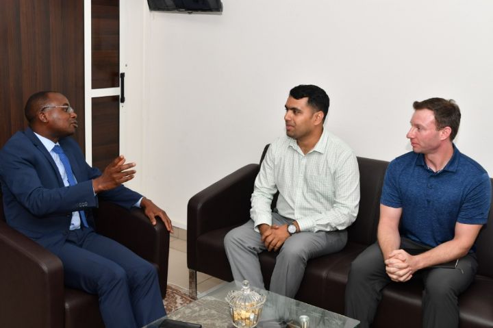 Une industrie pneumatique et le Conseil hévéa-palmier à huile échangent sur l’avenir de la filière caoutchouc