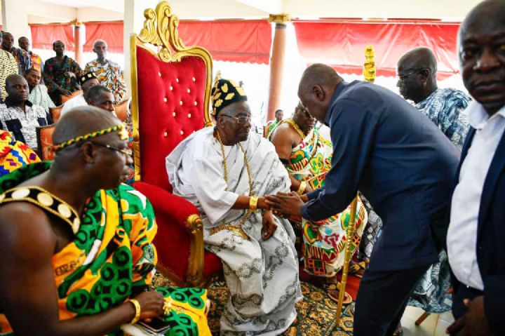 Hommage de l’Indénié-Djuablin : le Roi Nanan Boa Kouassi III de l’Indénié et la Royauté font des bénédictions pour le Président Alassane Ouattara