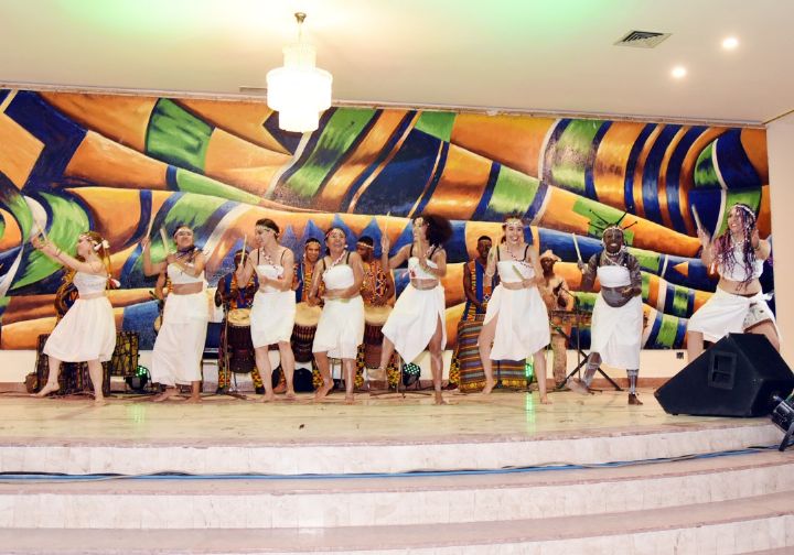 Danses africaines: Le maire Jean-Marc Yacé offre un spectacle du groupe mexicain 