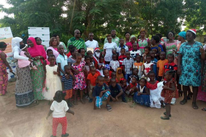 Orabank Côte d’Ivoire aux côtés de l’Association des sages-femmes de San-Pédro (ASFI) pour partager la magie de Noel à 200 enfants