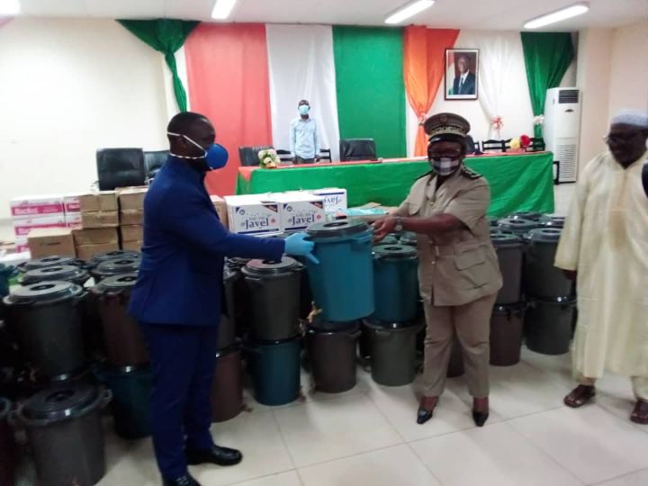 Lutte contre le Coronavirus dans le Haut-Sassandra : le Premier ministre, Amadou Gon Coulibaly offre des kits sanitaires aux populations