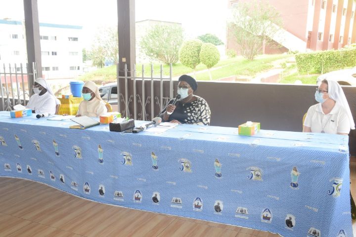 La Première Dame, Son Excellence Madame Dominique Ouattara, dote les Sœurs de la congrégation Notre Dame Reine de la Paix en vivres et non vivres