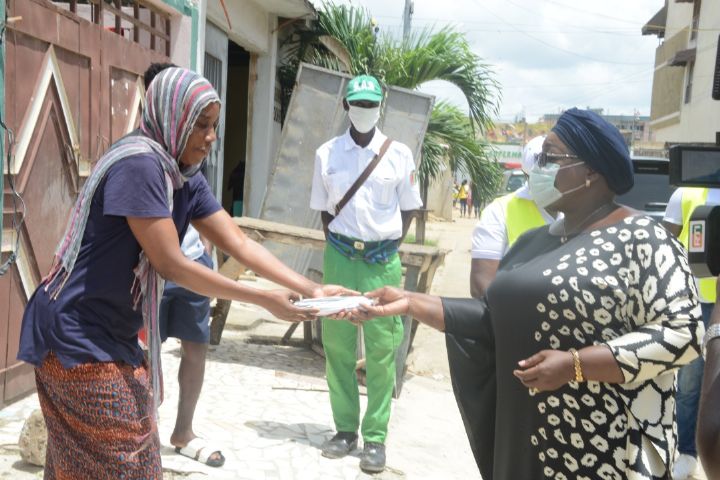 Lutte contre le Covid 19 : La Ministre Anne Désirée Ouloto dote des ménages vulnérables du District d’Abidjan de sacs poubelles