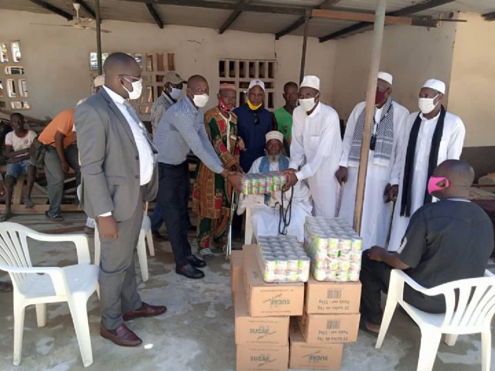 Solidarité ramadan: le ministre Bruno Nabagné Koné offre du lait et du sucre à plusieurs mosquées du district d’Abidjan