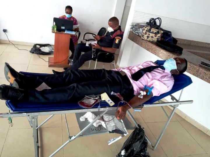 Opération don de sang : le président de la Cour des Comptes, Kanvaly Diomandé, lance un appel à la solidarité