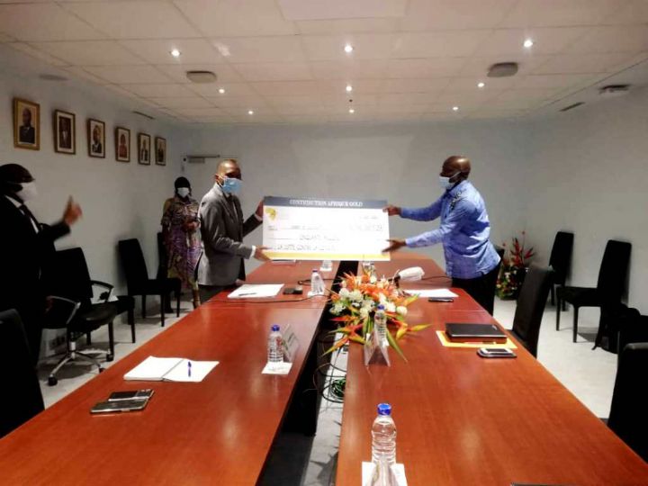 Covid-19 : deux entreprises minières remettent 55 millions de FCFA au gouvernement