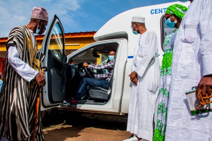 Santé : le Président Alassane Ouattara offre une ambulance au centre de santé de Gbėmazo