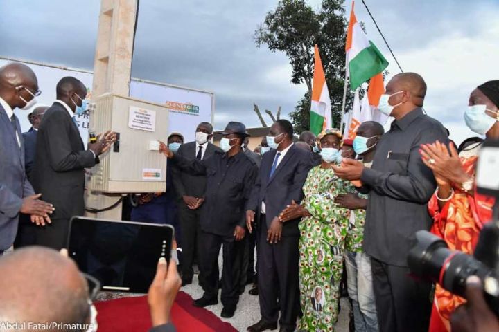 Électricité : le Président de la République, Alassane Ouattara, connecte le village de Nanan Assouakro au réseau national