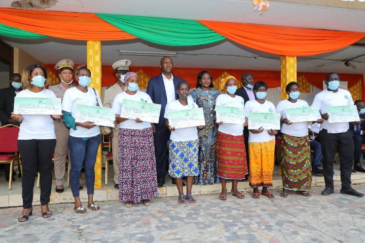 Plus de 400 jeunes du N’zi reçoivent des chèques pour leur autonomisation