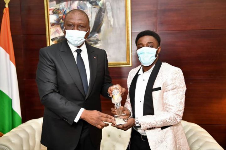 Athlétisme : le sprinteur ivoirien Arthur Gué Cissé présente le trophée de sa récente victoire au Premier Ministre Hamed Bakayoko